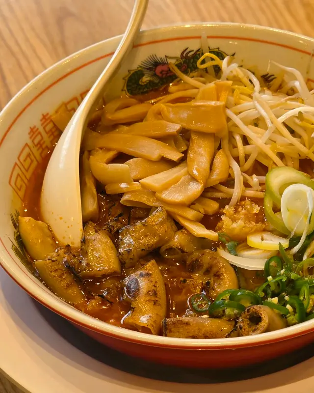 모츠라멘의 풍성한 토핑