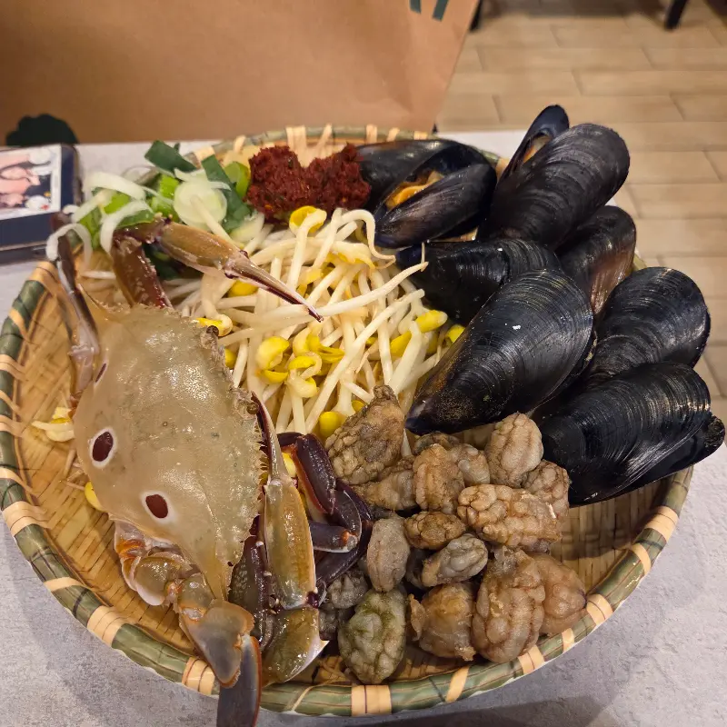 칼국수에 들어가는 꽃게, 홍합, 면 등이 담긴 쟁반