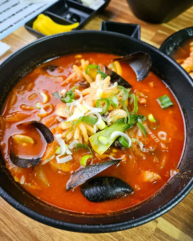 푸짐한 해산물과 야채가 인상적인 꼬막짬뽕