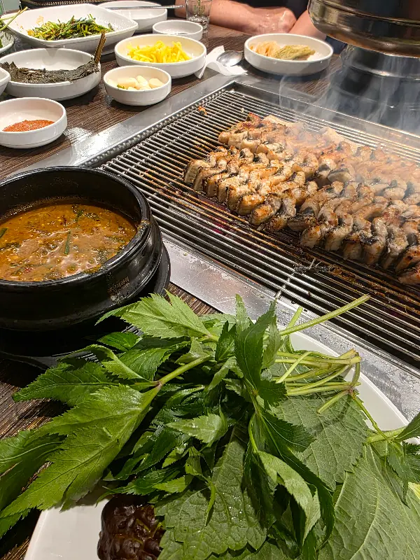 풍성한 쌈 채소와 밑반찬들