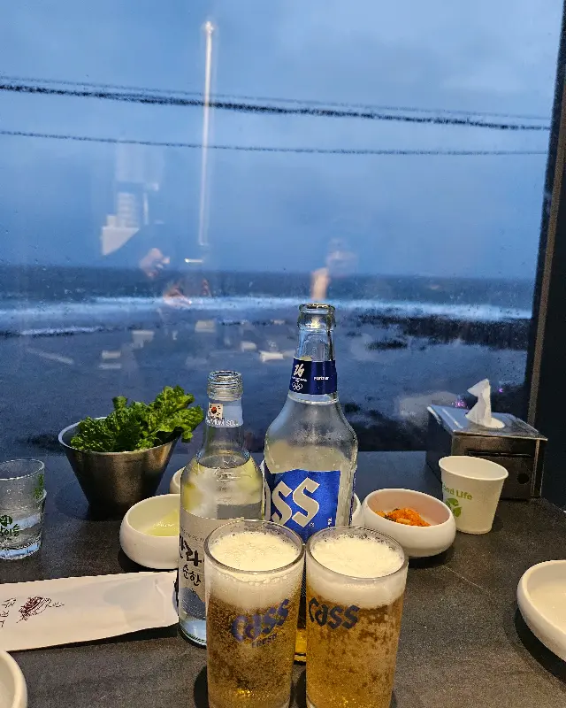 시원한 맥주와 푸른 바다