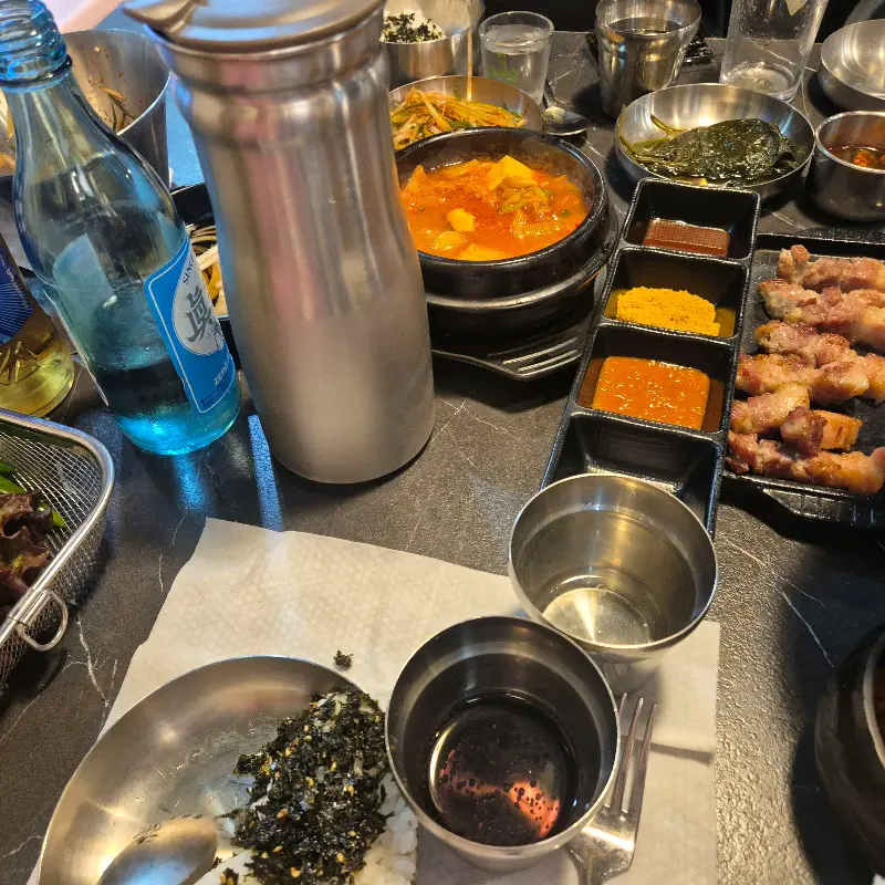 볶음밥과 다양한 곁들임 메뉴가 놓여있는 테이블 전경