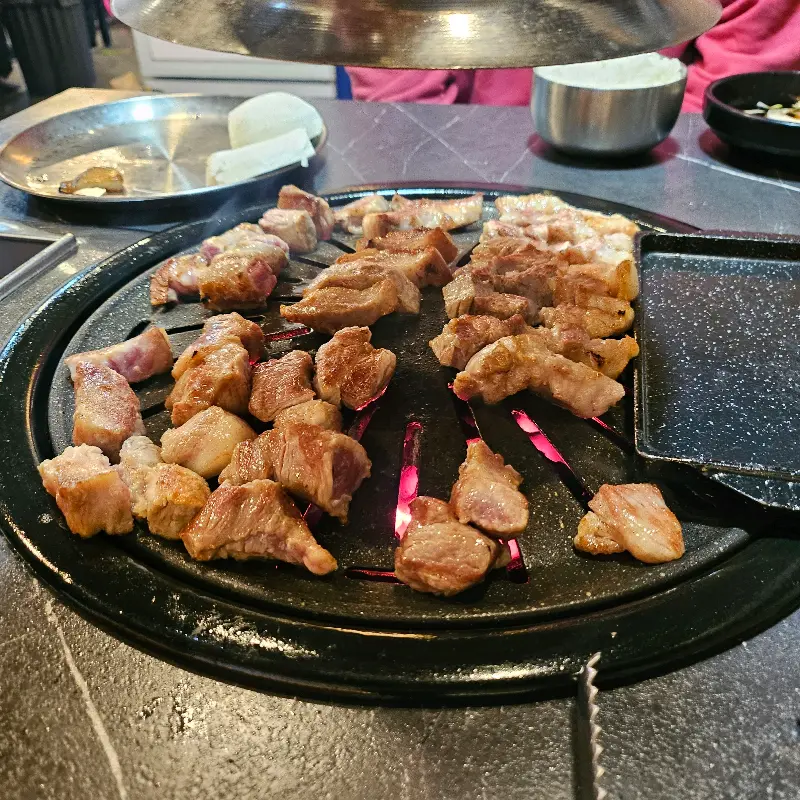 잘 익은 껍데기를 카레 가루에 찍어 먹는 모습