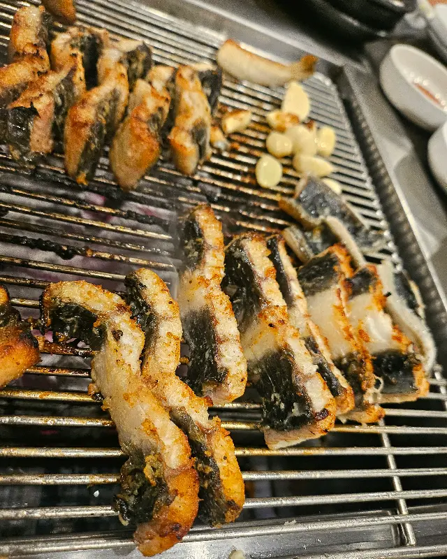 맛있게 익은 장어와 마늘