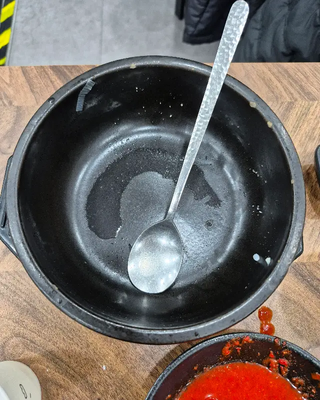 깨끗하게 비워진 뚝배기