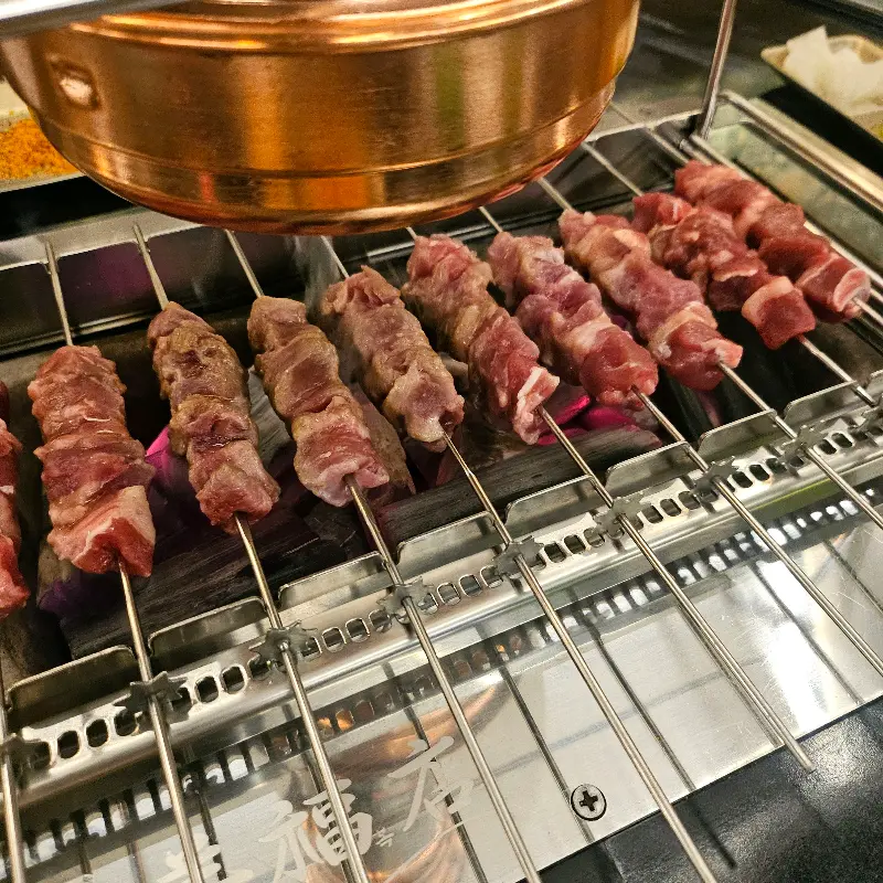 숯불 위에서 맛있게 익어가는 양꼬치