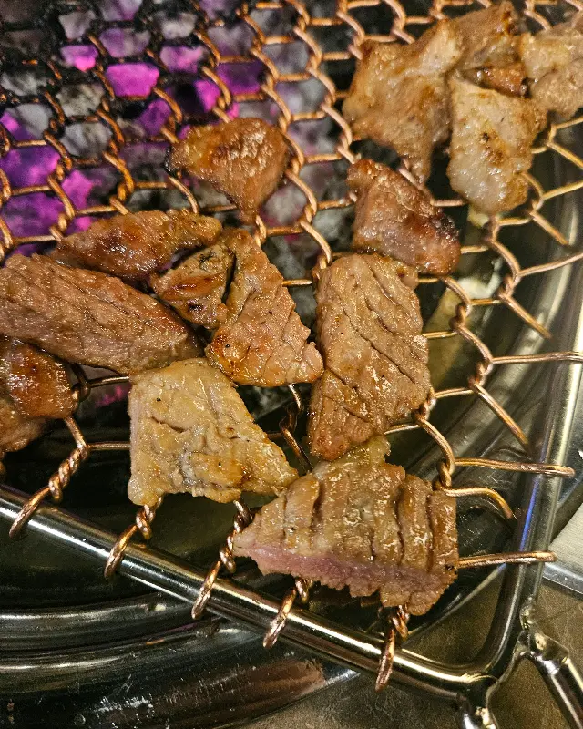 숯불 위에서 맛있게 익어가는 돼지갈비
