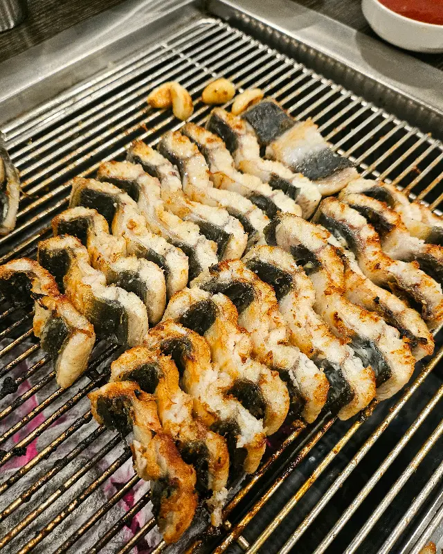 숯불 위에서 익어가는 장어