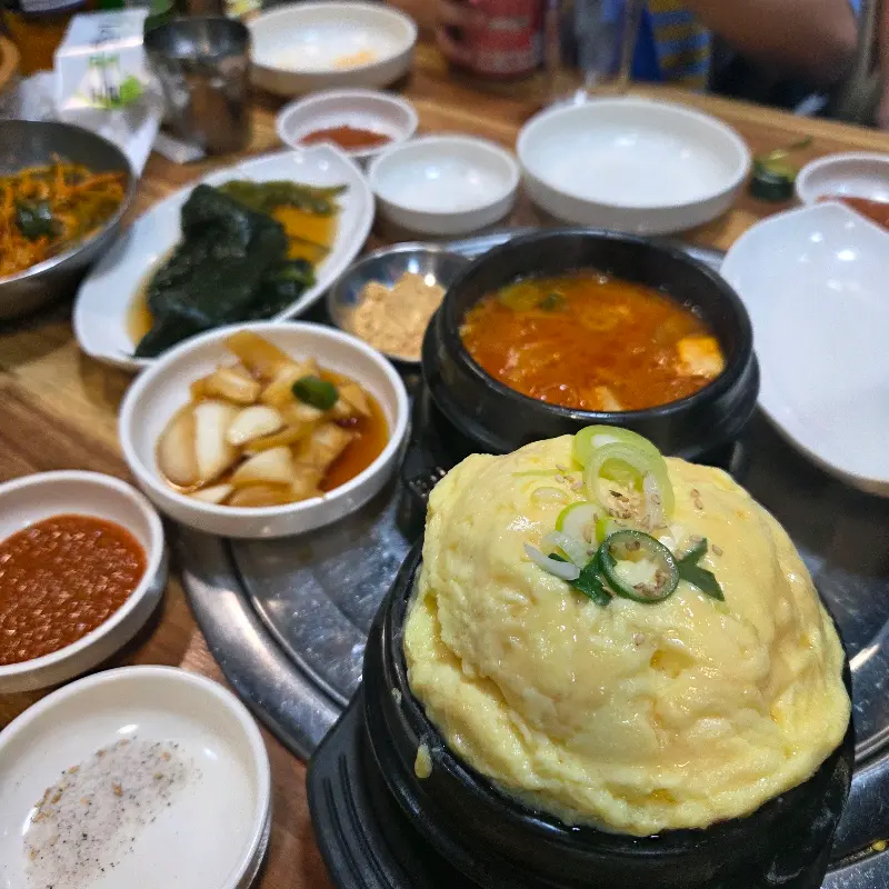 푸짐한 기본 반찬과 계란찜, 김치찌개
