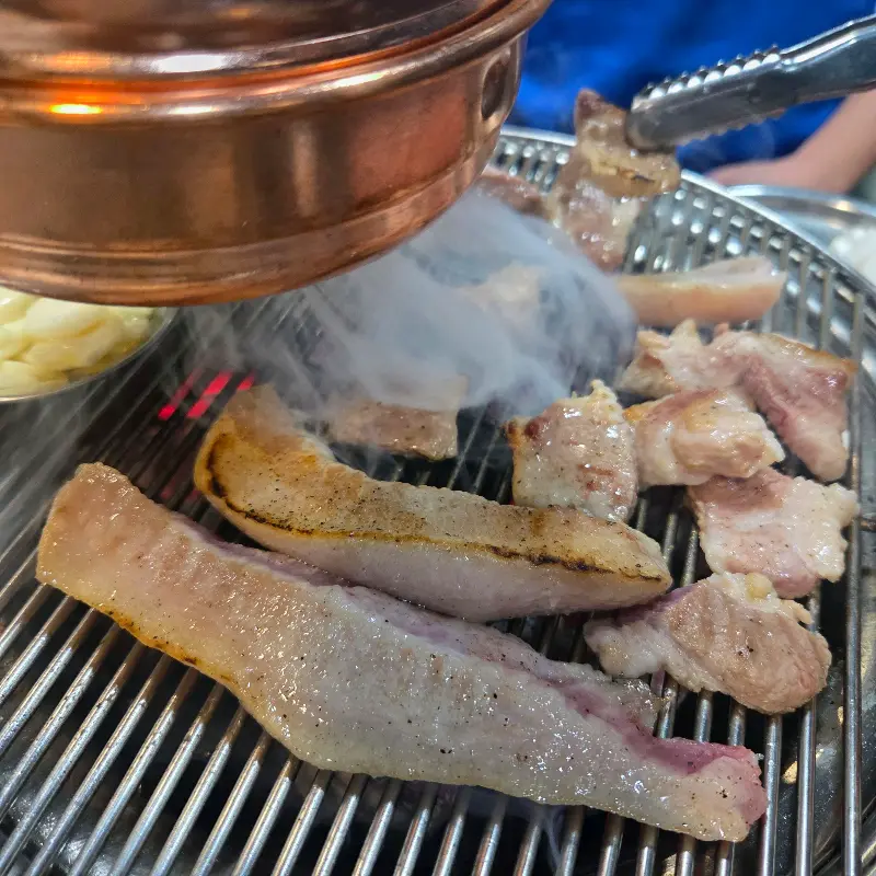 숯불에 구워지는 흑돼지 오겹살