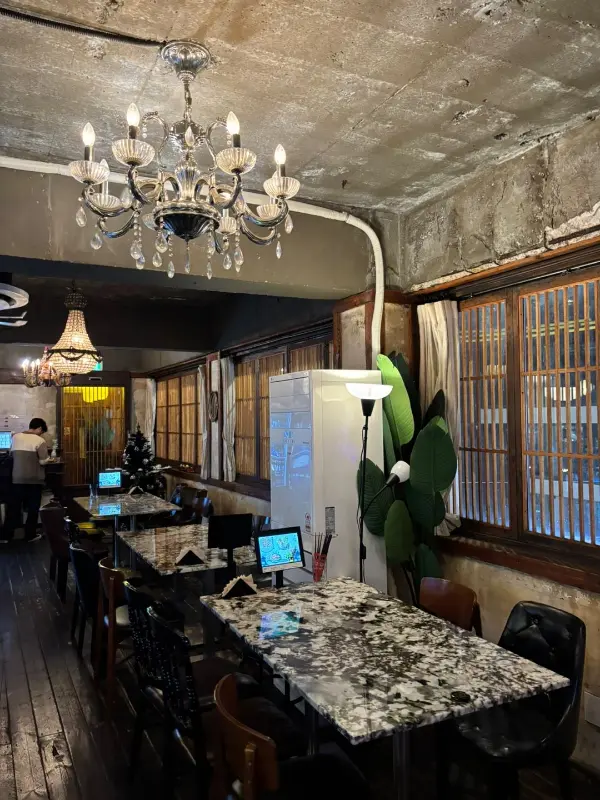 앤티크한 분위기의 이진칸 내부