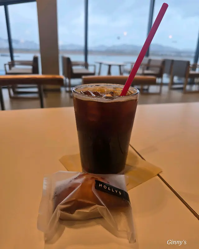 창밖으로 낙동강이 보이는 할리스 내부