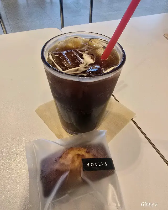 포장된 밤식빵과 아이스 아메리카노