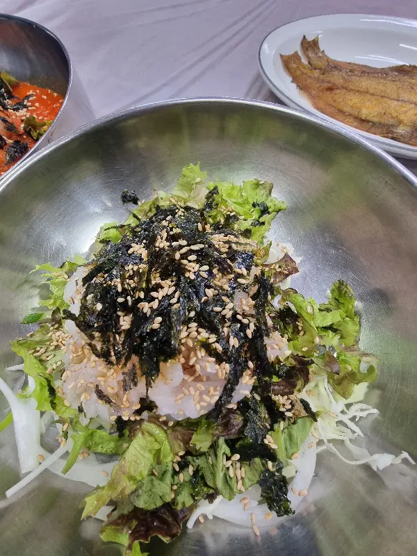 싱싱한 야채와 해산물이 어우러진 물회