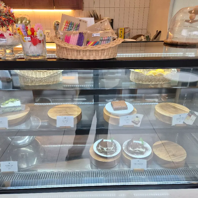 다양한 케이크가 진열된 쇼케이스