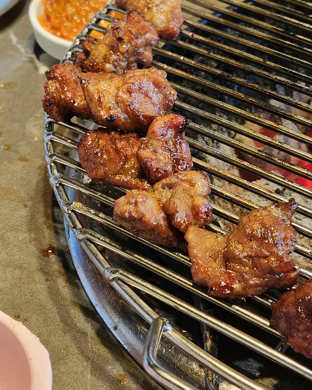숯불 위에서 익어가는 갈비