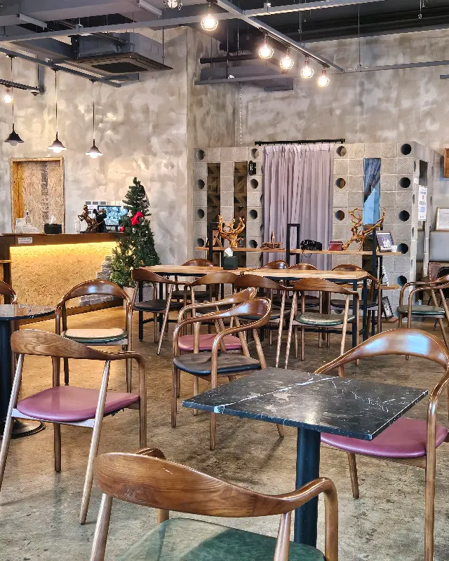 넓고 깔끔한 매장 내부