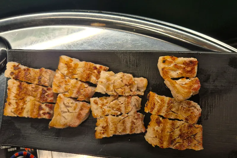 초벌된 삼겹살이 먹기 좋게 잘려져 나온 모습