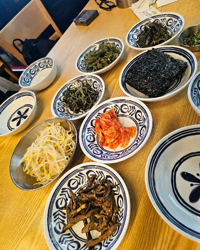 다채로운 밑반찬들