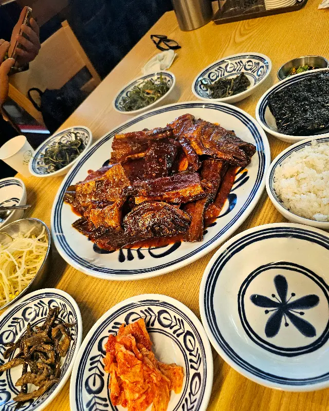 푸짐하게 차려진 코다리찜 한 상