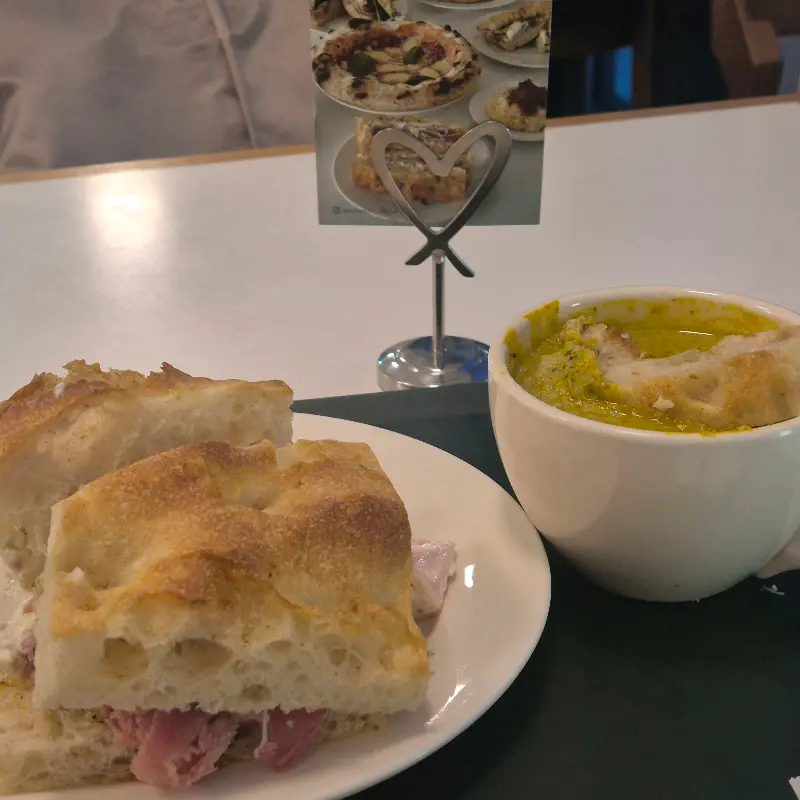 단호박 스프에 샌드위치를 찍어 먹으니 환상의 맛!