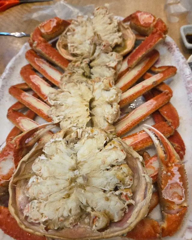 먹기 좋게 손질된 킹크랩