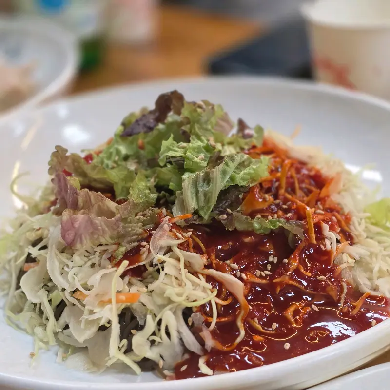 매콤한 쟁반국수
