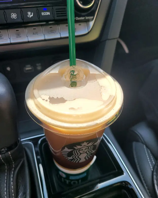 운전석 옆 컵홀더에 놓인 스타벅스 돌체라떼