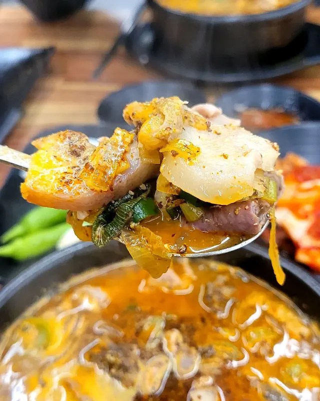 숟가락 위에 올려진 국밥 재료