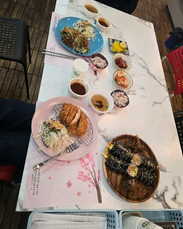 깔끔하게 차려진 신포돈까스의 메뉴