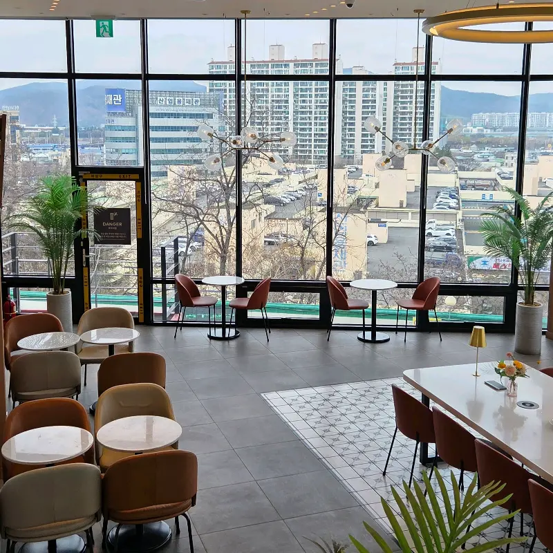 통유리창으로 보이는 팔공산 뷰