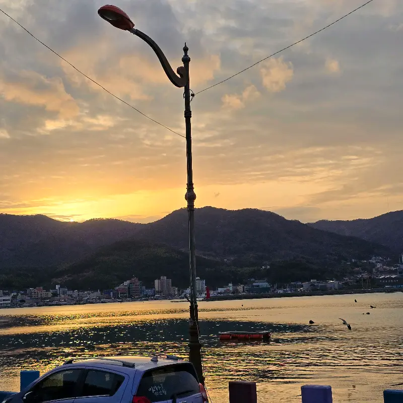 소면을 넣어 비벼 먹는 물회