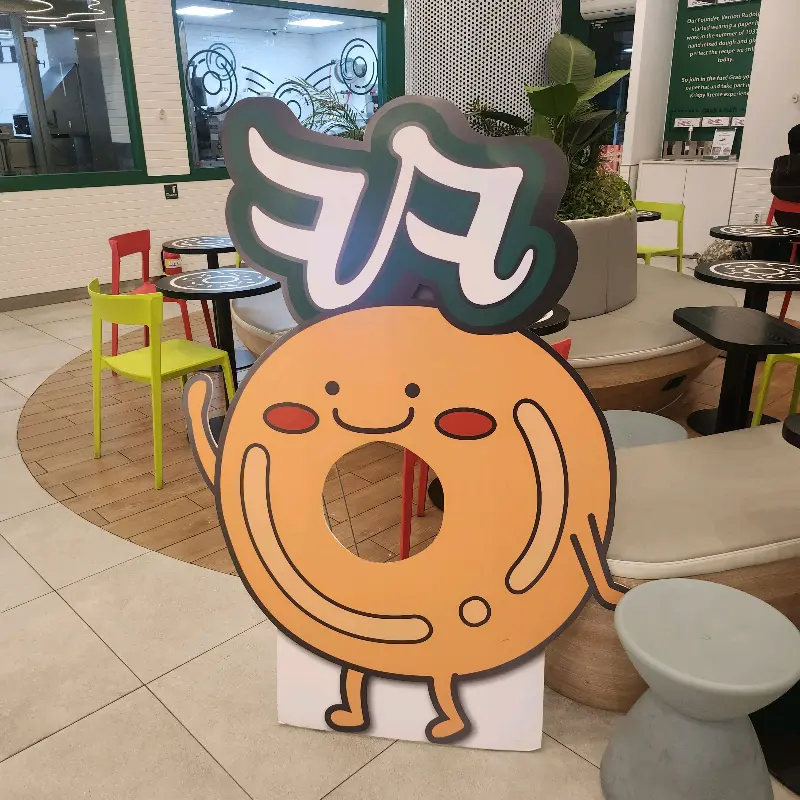 매장 입구에 있는 도넛 캐릭터 조형물