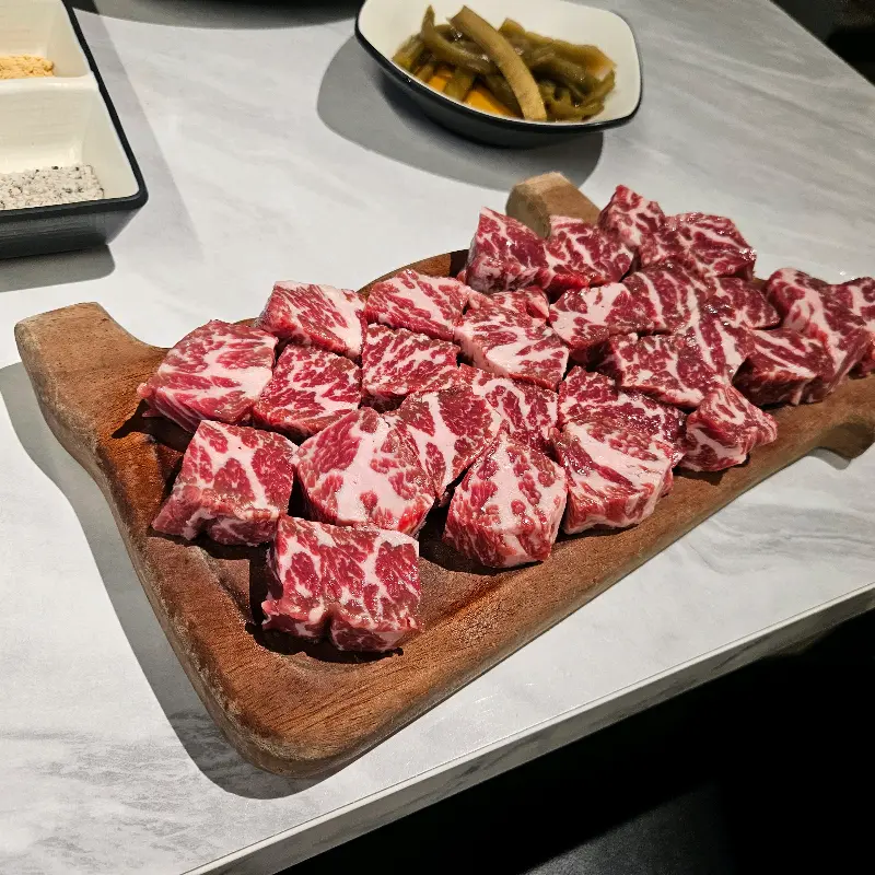 눈꽃 깍두기 소갈비살의 아름다운 마블링