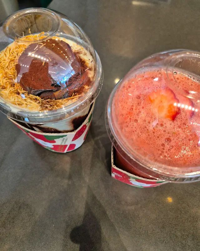 딸기주스와 두바이 초콜릿 모카