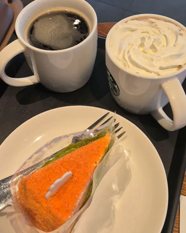 스타벅스 케이크와 커피