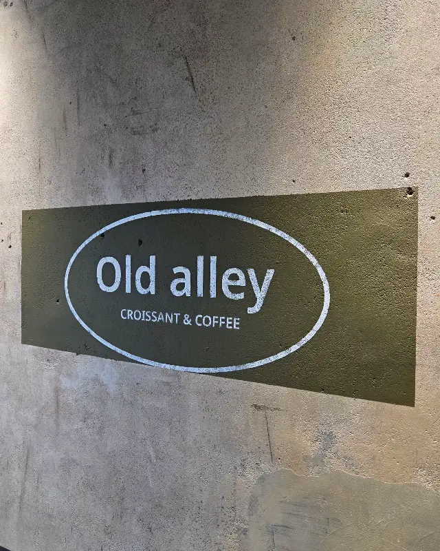 Old alley 간판