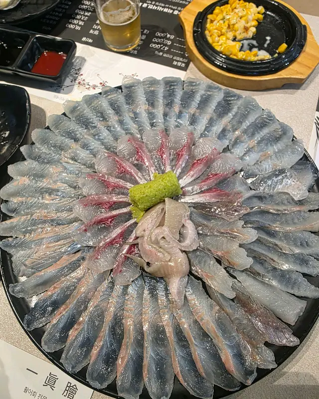 윤기가 흐르는 모듬회