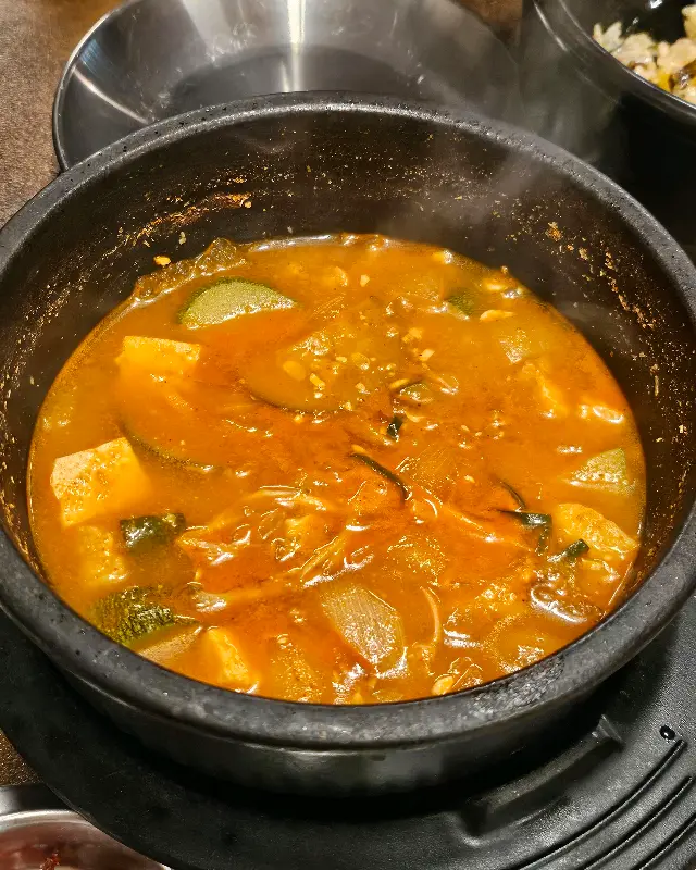 뚝배기에 담겨 보글보글 끓고 있는 된장찌개