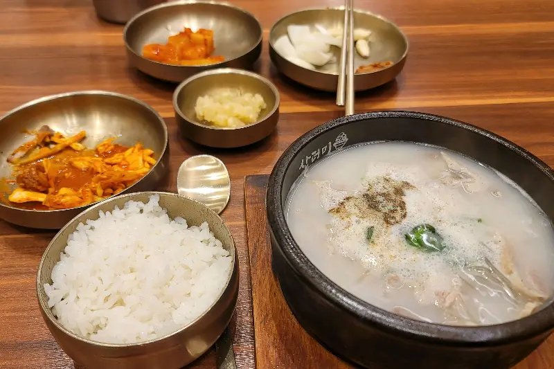 깔끔하게 차려진 테이블