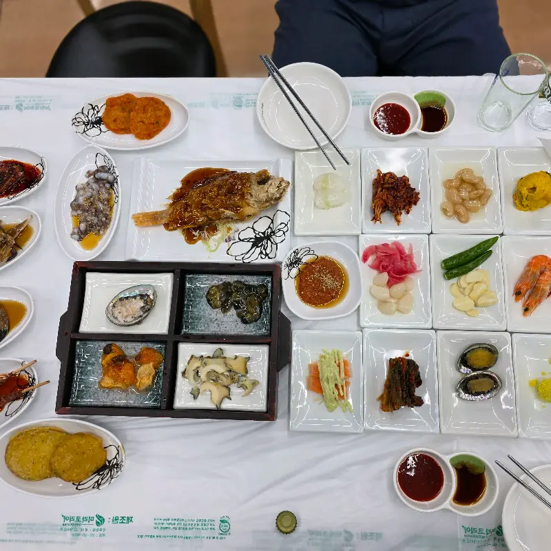 푸짐하게 차려진 밑반찬