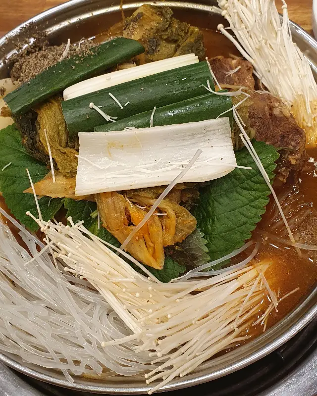 맛있게 끓고 있는 감자탕