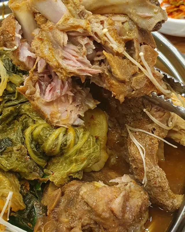 뼈에 살이 푸짐하게 붙어있는 감자탕