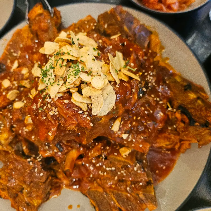 마늘 후레이크가 듬뿍 뿌려진 뼈구이