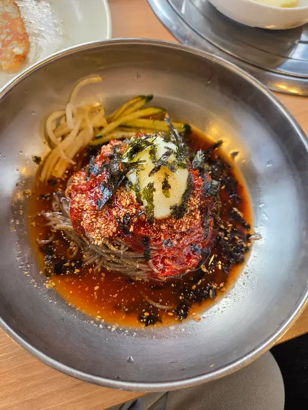 비빔막국수 근접샷