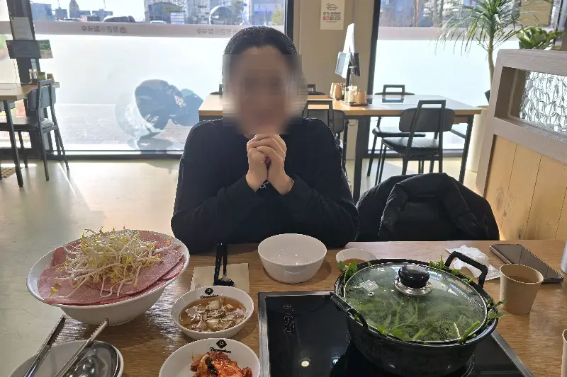 테이블 위에 놓인 샤브샤브 재료와 냄비
