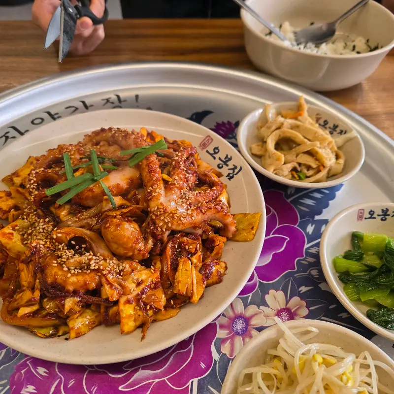 매콤한 양념과 탱글탱글한 낙지의 조화가 일품인 낙지볶음