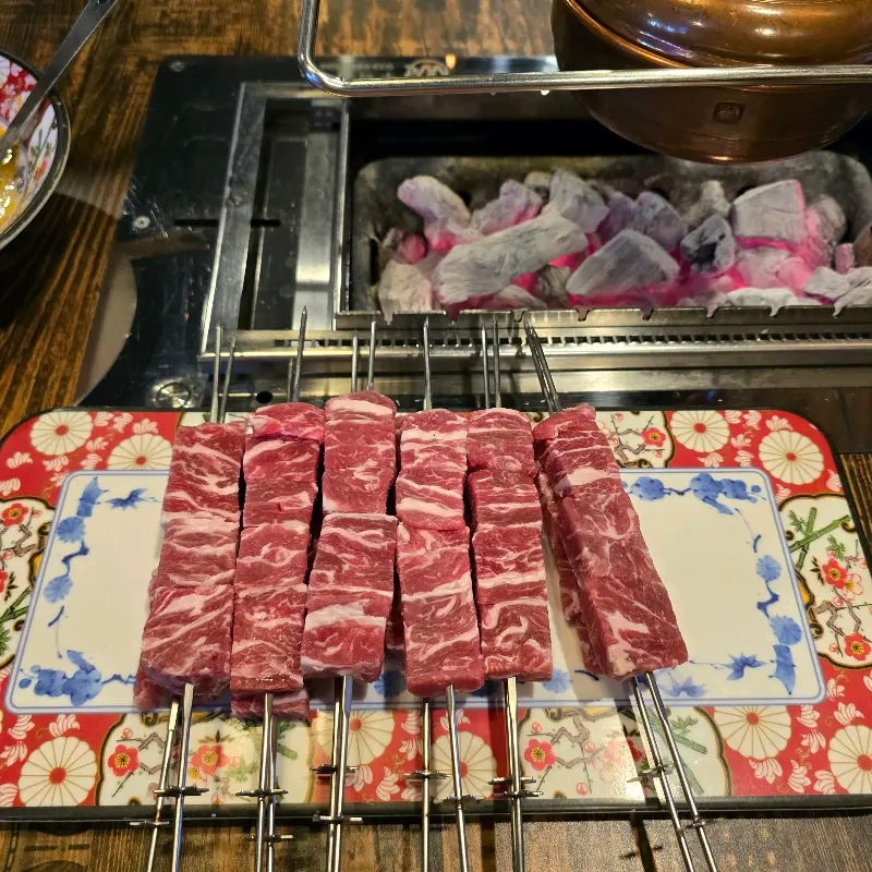 붉은 빛깔의 신선한 양꼬치