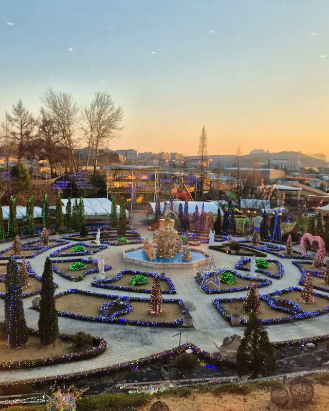 저녁 노을이 드리운 퍼스트가든 전경