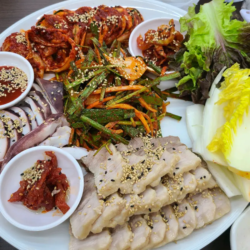 푸짐한 오징어 보쌈 한상
